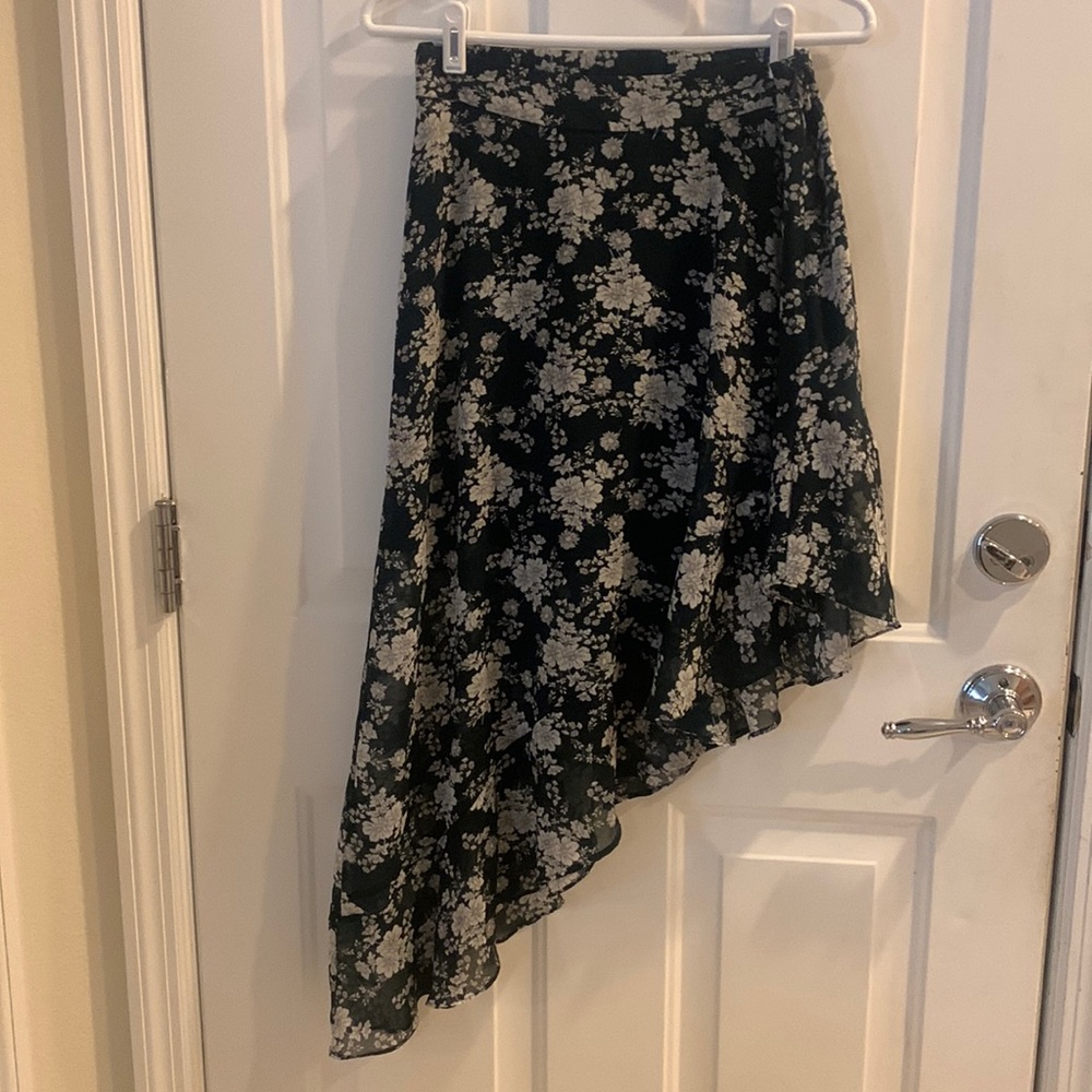 1. STATE HIGHLOW DARK GREEN FLORAL SKIRT SIZE 4
